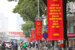 Phố phường Hà Nội trang hoàng rực rỡ trước thềm ngày hội bầu cử