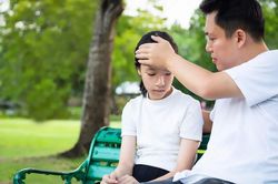 Đổ lỗi cho con gái khi biết con bị bạn nam châm chọc