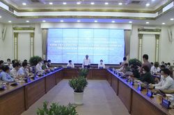 Chủ tịch TP.HCM: Dứt khoát phạt nghiêm người không đeo khẩu trang nơi công cộng