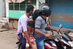 Ấn Độ: Không có xe cứu thương, con trai chở mẹ đi hỏa táng bằng xe máy