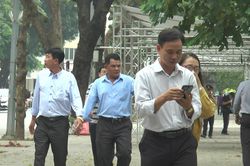 Nhiều người dân Hà Nội vẫn 'quên' đeo khẩu trang ở nơi công cộng