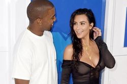 Kanye West chưa tháo nhẫn cưới