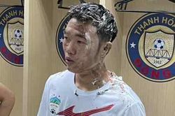 Xuân Trường bị úp bánh kem ở sân Thanh Hóa