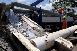Cứu 2 người kẹt ở cabin sau khi xe tải kéo sập cổng chào