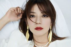 Triệu Vy bị đóng băng cổ phiếu trong ba năm