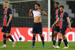 Hàng rào PSG bị chỉ trích vì để lọt cú sút phạt thảm họa của Mahrez