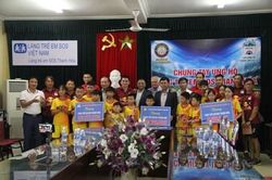 Đá đẹp trong sân, nghĩa cử đẹp ngoài đời
