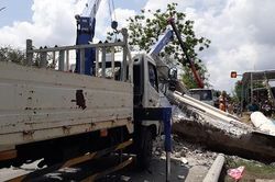 Xe tải cẩu bẹp đầu vì vướng 'cổng làng', tài xế nguy kịch