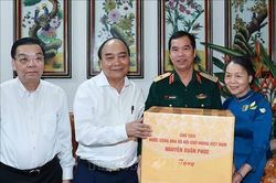 Chủ tịch nước Nguyễn Xuân Phúc thăm, tặng quà các gia đình chính sách tại Hà Nội
