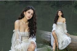Mai Phương Thúy mặc váy trong suốt, trễ nải vòng 1 khiến fan 'xỉu ngang xỉu dọc'