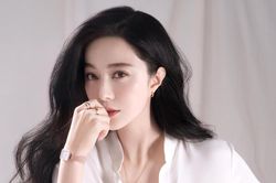 Phạm Băng Băng 'trượt tay' like bài viết yêu cầu công bố toàn bộ nghệ sỹ trốn thuế vào 3 năm trước