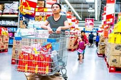 Quà biếu vẫn chiếm tỷ trọng đáng kể trong chi tiêu mùa Tết cho FMCG