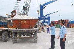 Kiểm tra thực tế từng lô hàng đá vôi xuất khẩu