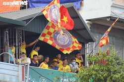 CĐV leo nóc nhà xem CLB Thanh Hóa đấu HAGL