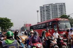 Hà Nội sáng 30/4: Cửa ngõ tắc nghẹt, nội đô yên bình