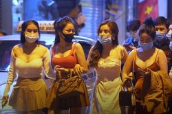 Người dân rời quán bar trong đêm sau công điện khẩn của Hà Nội