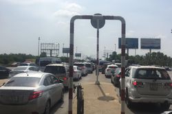 Ùn tắc 8 km, cao tốc TP.HCM - Dầu Giây vẫn không được xả trạm thu phí