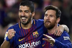 Suarez khuyên Messi ở lại Barca