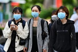 Du khách đeo khẩu trang, sát khuẩn tay khi chơi lễ ở Thảo Cầm Viên