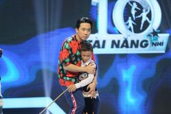 'Siêu tài năng nhí': Cậu bé dân tộc H'Mông 'ăn cơm với nước lã' được Trấn Thành tặng 20 triệu