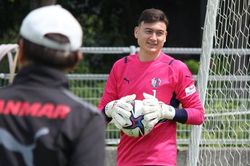 Đồng đội khiến Văn Lâm xây xẩm mặt mày