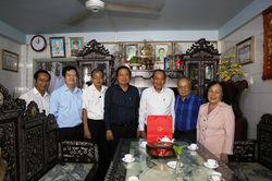 Phó Thủ tướng Trương Hòa Bình thăm, tặng quà gia đình chính sách ở Long An