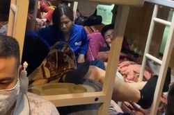 Xe khách nhồi nhét người, hành khách nhắn tin 'kêu cứu' với trung tâm chỉ huy giao thông