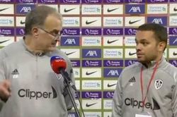 'Bó tay' với tiếng Anh, thuyền trưởng Leeds United phải đăng đàn xin lỗi