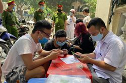 Hà Nội: 1 giờ ra quân, 11 trường hợp không đeo khẩu trang bị xử phạt