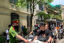 Hàng quán Hà Nội đông nghịt khách, người không đeo khẩu trang bị xử phạt