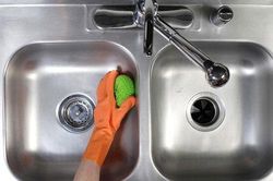 Đổ lon bia vào bồn rửa bát, bạn sẽ phát hiện ra điều thú vị