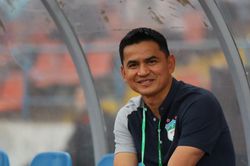 HLV Kiatisak gảy đàn hát mừng 30/4