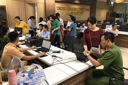 Công an Thừa Thiên - Huế không nghỉ lễ, xuyên đêm làm thẻ căn cước cho dân