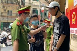 Dừng đèn đỏ, nhiều người không đeo khẩu trang bị xử phạt 2 triệu đồng
