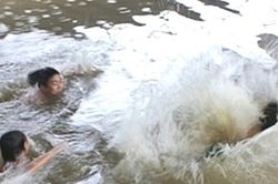 Xuống sông vớt dép bị rơi, nam sinh lớp 6 chết đuối thương tâm