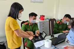 Hình ảnh đẹp của cán bộ chiến sỹ Công an quận Nam Từ Liêm cấp Căn cước công dân trong ngày Quốc tế lao động
