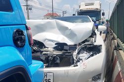 Tài xế phanh gấp tránh thùng xốp, 4 ôtô tông liên hoàn