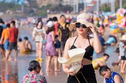 Vũng Tàu bắt đầu phạt khách tắm biển xong không đeo khẩu trang