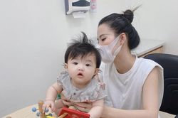 Đông Nhi tự hào khoe con gái 6 tháng tuổi tiêm ngừa ngoan và dũng cảm