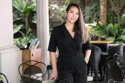 Nữ ca sĩ xinh đẹp đổi nghề thành kỹ sư phần mềm vì đại dịch Covid-19