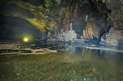 Khám phá hang Khuổi Pín