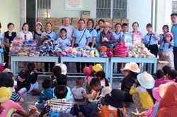 Tặng 145 phần quà cho các cháu học sinh dân tộc Raglai