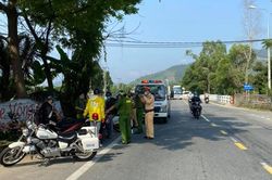 Ngăn chặn hơn 40 quái xế 'biểu diễn' trên đèo Hải Vân