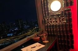Ghiền đi quẩy mà nơi nào cũng đóng cửa, thanh niên đem luôn cả 'quán bar' về nhà