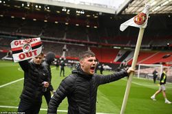 CĐV quá khích làm loạn sân Old Trafford trước đại chiến M.U - Liverpool