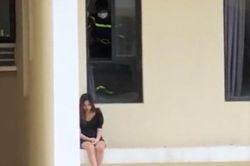 Cảnh sát cứu cô gái định nhảy lầu ở TP.HCM