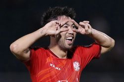 Bùi Tiến Dũng kiến tạo cho Lee Nguyễn ghi bàn