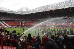CĐV tràn xuống sân, trận MU và Liverpool bị hoãn