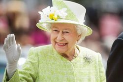 Hé lộ thói quen buổi sáng của Nữ hoàng Anh Elizabeth II