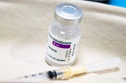 Australia từ bỏ mục tiêu tiêm chủng bằng vắc xin AstraZeneca